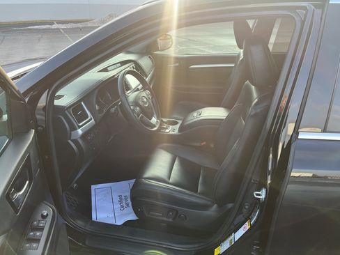 Used 2019 Toyota Highlander XLE image 9
