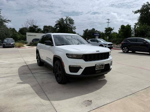 Used 2023 Jeep Grand Cherokee Limited w/ Black Appearance Package AWD/4WD image 7