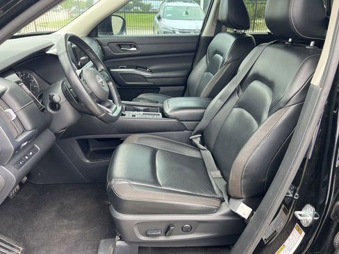 Used 2023 Nissan Pathfinder SL w/ Black Appearance Package FWD image 8