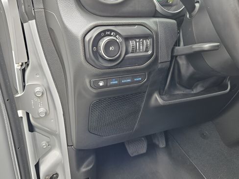 Used 2022 Jeep Wrangler Unlimited Sahara w/ Cold Weather Group AWD/4WD image 14