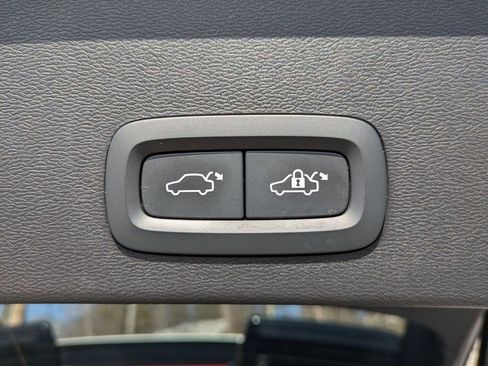 Used 2023 Volvo XC40 B5 Ultimate w/ Protection Package Premier image 23