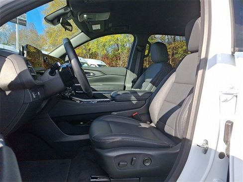 Used 2025 Chevrolet Traverse LT image 13