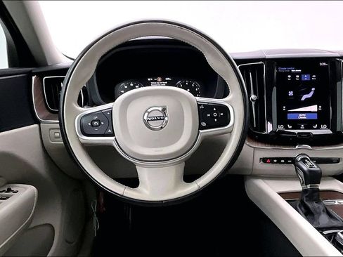 Used 2021 Volvo XC60 T5 Momentum w/ Protection Package Premier AWD/4WD image 4