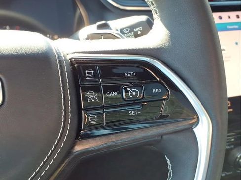 Used 2023 Jeep Grand Cherokee Overland w/ Luxury Tech Group IV image 31