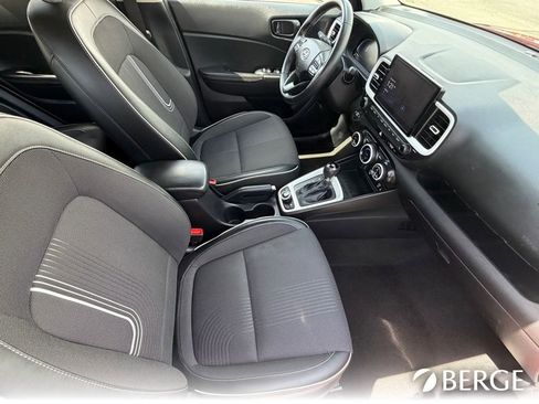Used 2024 Hyundai Venue Limited FWD image 13