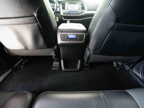 Used 2019 Toyota Highlander Plus w/ Carpet Mat Package (TMS) AWD/4WD image 22