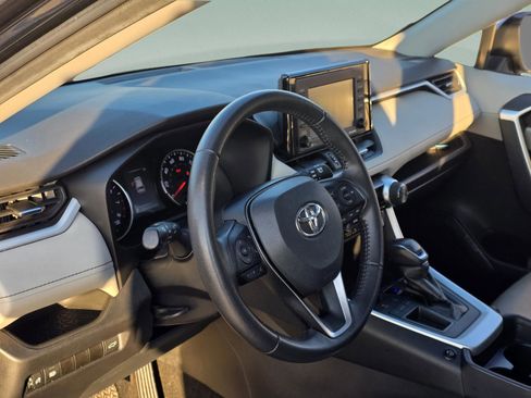 Used 2020 Toyota RAV4 XLE Premium image 8