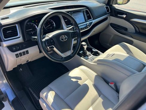 Used 2017 Toyota Highlander XLE AWD/4WD image 13