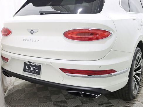 Used 2021 Bentley Bentayga AWD/4WD image 14