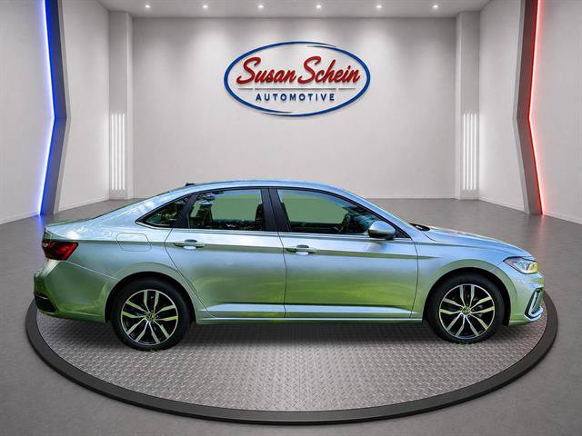 Used 2025 Volkswagen Jetta SE FWD image 3