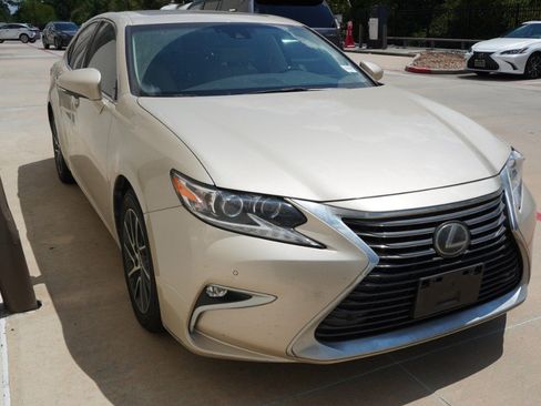 Used 2017 Lexus ES 350 w/ Luxury Package FWD image 3