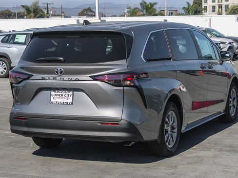 New 2026 Toyota Sienna LE image 9