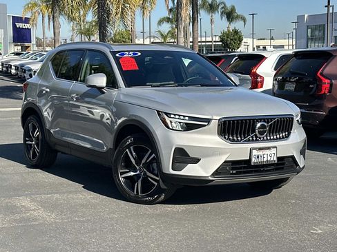 Certified 2025 Volvo XC40 B5 Core image 1
