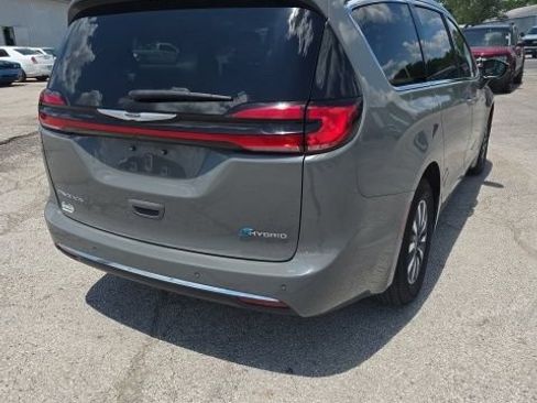 Used 2023 Chrysler Pacifica Touring-L FWD image 4