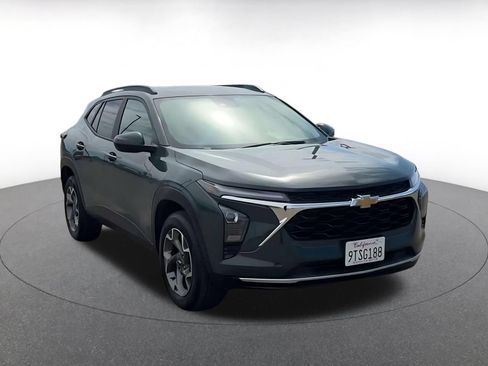 Used 2025 Chevrolet Trax LT FWD image 3
