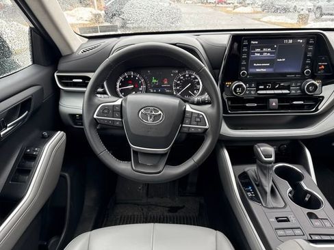 Used 2022 Toyota Highlander XLE image 16