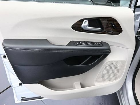 Used 2024 Chrysler Pacifica Limited FWD image 24