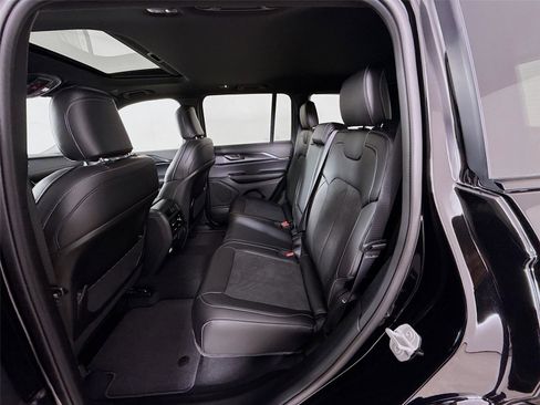 New 2025 Jeep Grand Cherokee Altitude image 24