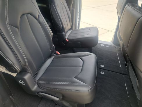 Used 2026 Chrysler Pacifica Select FWD image 17