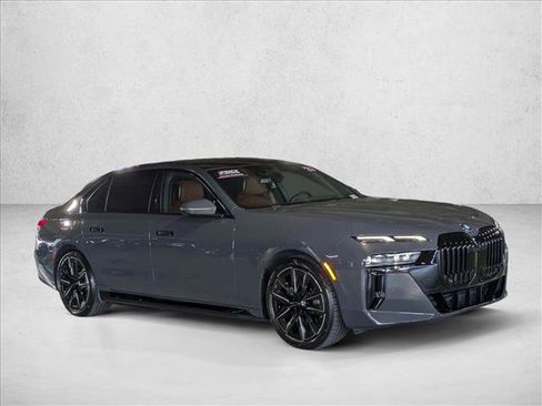 Used 2023 BMW i7 xDrive60 AWD/4WD image 3