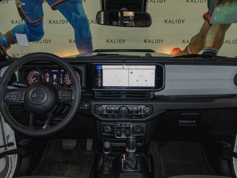 Used 2024 Jeep Gladiator Sport AWD/4WD image 3