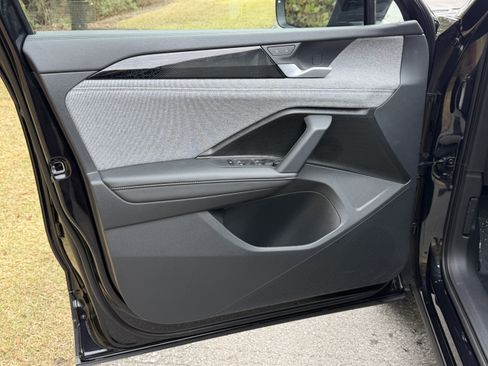 Used 2025 Volkswagen Tiguan S image 11