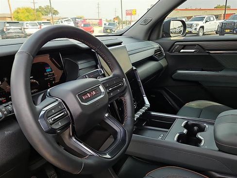 Used 2024 GMC Acadia AT4 w/ Luxury Package image 13