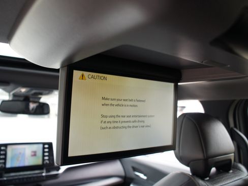 Used 2023 Toyota Sienna XLE Woodland Edition image 14