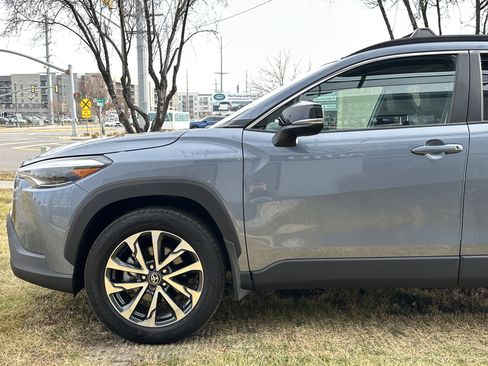 Used 2025 Toyota Corolla Cross XLE w/ Convenience Package image 10