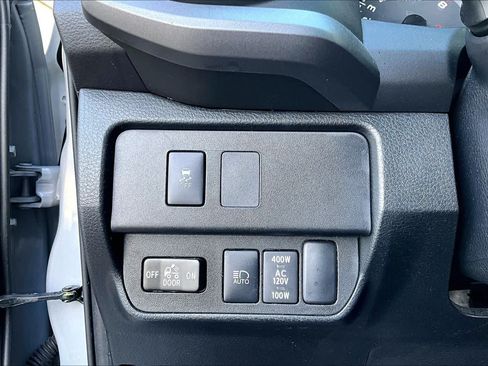 Used 2020 Toyota Tacoma TRD Sport w/ TRD Premium Sport Package AWD/4WD image 31