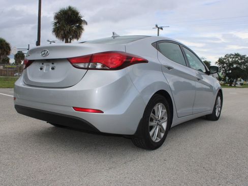 Used 2014 Hyundai Elantra SE w/ Option Group 02 FWD image 18