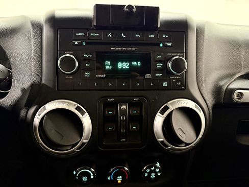 Used 2014 Jeep Wrangler Unlimited Sahara w/ Connectivity Group AWD/4WD image 23