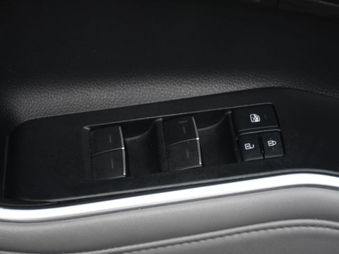 Used 2021 Toyota Highlander Limited FWD image 12