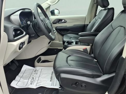 Used 2024 Chrysler Pacifica Touring-L FWD image 19