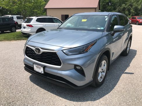 Used 2023 Toyota Highlander LE AWD/4WD image 4