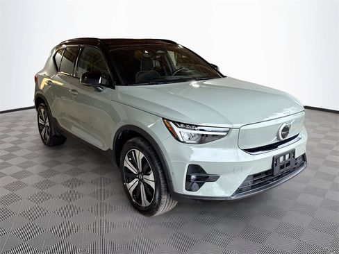 Used 2023 Volvo XC40 Recharge Plus image 4