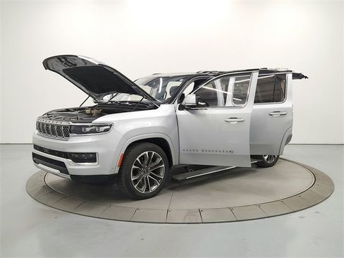 Used 2022 Jeep Grand Wagoneer Series III w/ Rear Seat Video Group 1 image 11