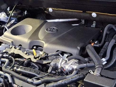 Used 2023 Toyota Venza LE image 29