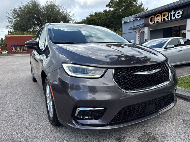 Used 2023 Chrysler Pacifica Touring-L FWD image 2
