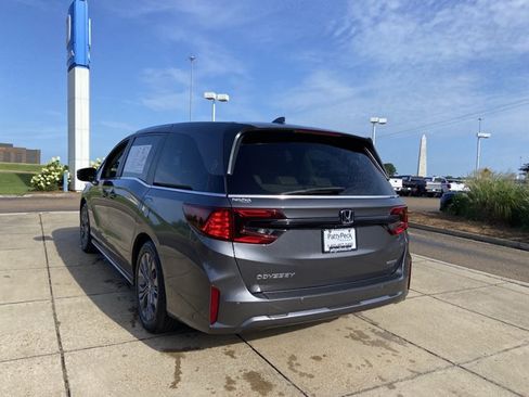 Used 2025 Honda Odyssey Touring image 9