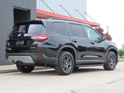 Used 2024 Honda Pilot TrailSport image 5