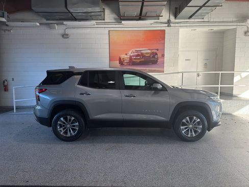 Used 2025 Chevrolet Equinox LT image 2