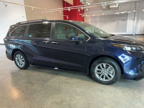 Used 2025 Toyota Sienna XLE FWD image 2
