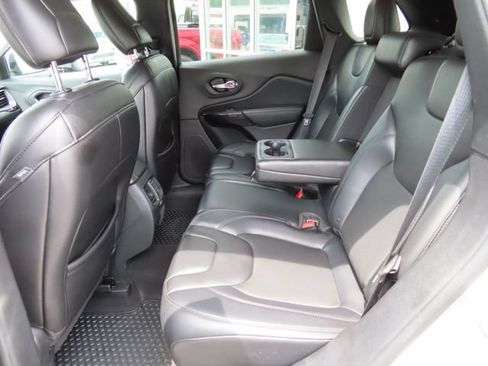 Used 2019 Jeep Cherokee Latitude Plus AWD/4WD image 11