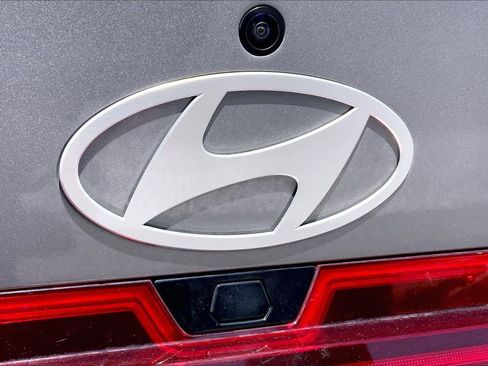 Used 2024 Hyundai Elantra Limited image 9