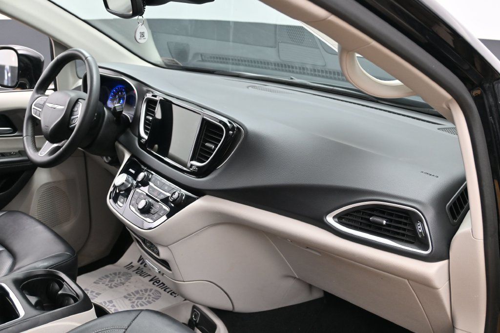 Used 2024 Chrysler Pacifica Touring-L FWD image 26