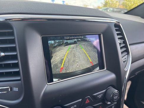 Used 2021 Jeep Grand Cherokee Laredo AWD/4WD image 30