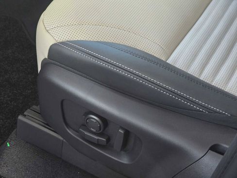 Used 2025 Land Rover Discovery Metropolitan Edition image 19