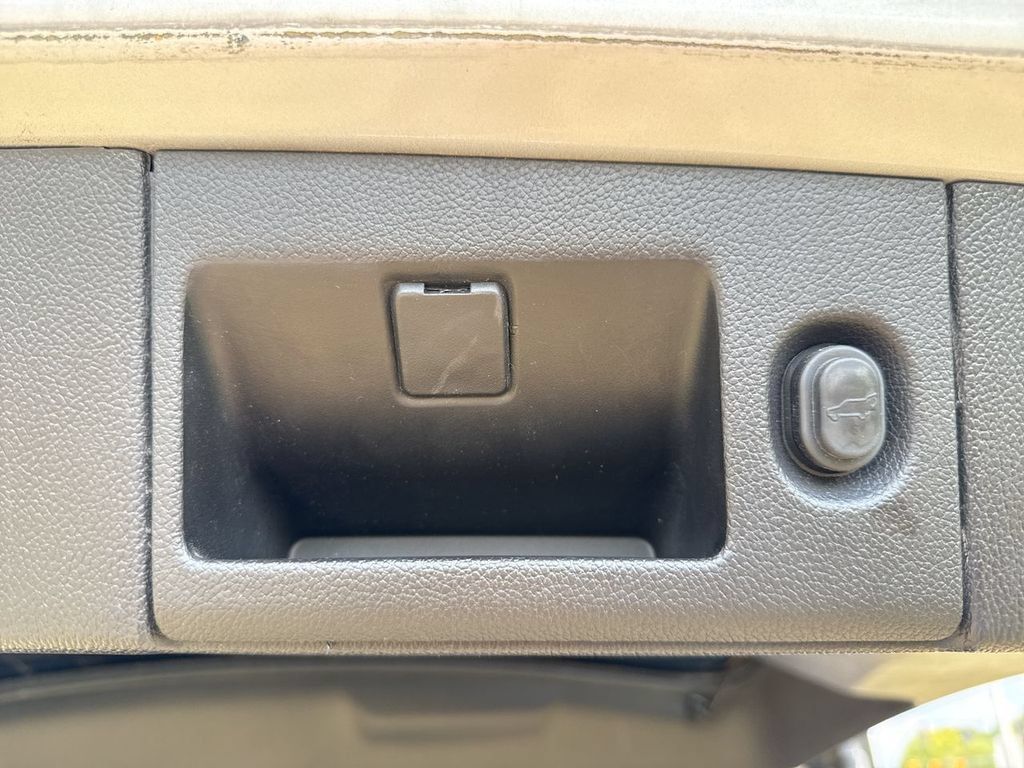 Used 2018 Chevrolet Suburban Premier AWD/4WD image 10