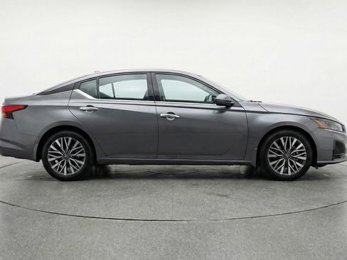 Used 2025 Nissan Altima 2.5 SV image 11